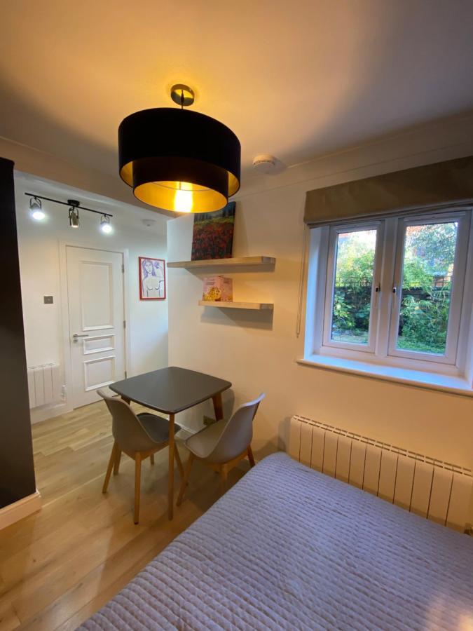 Stylish 1-Bed Studio Лондон Экстерьер фото