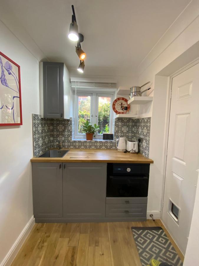 Stylish 1-Bed Studio Лондон Экстерьер фото